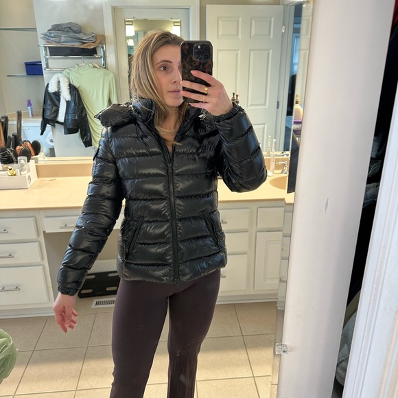 Moncler Black Puffer Jacket with High Collar and Quilted Design - Picture 9 of 9